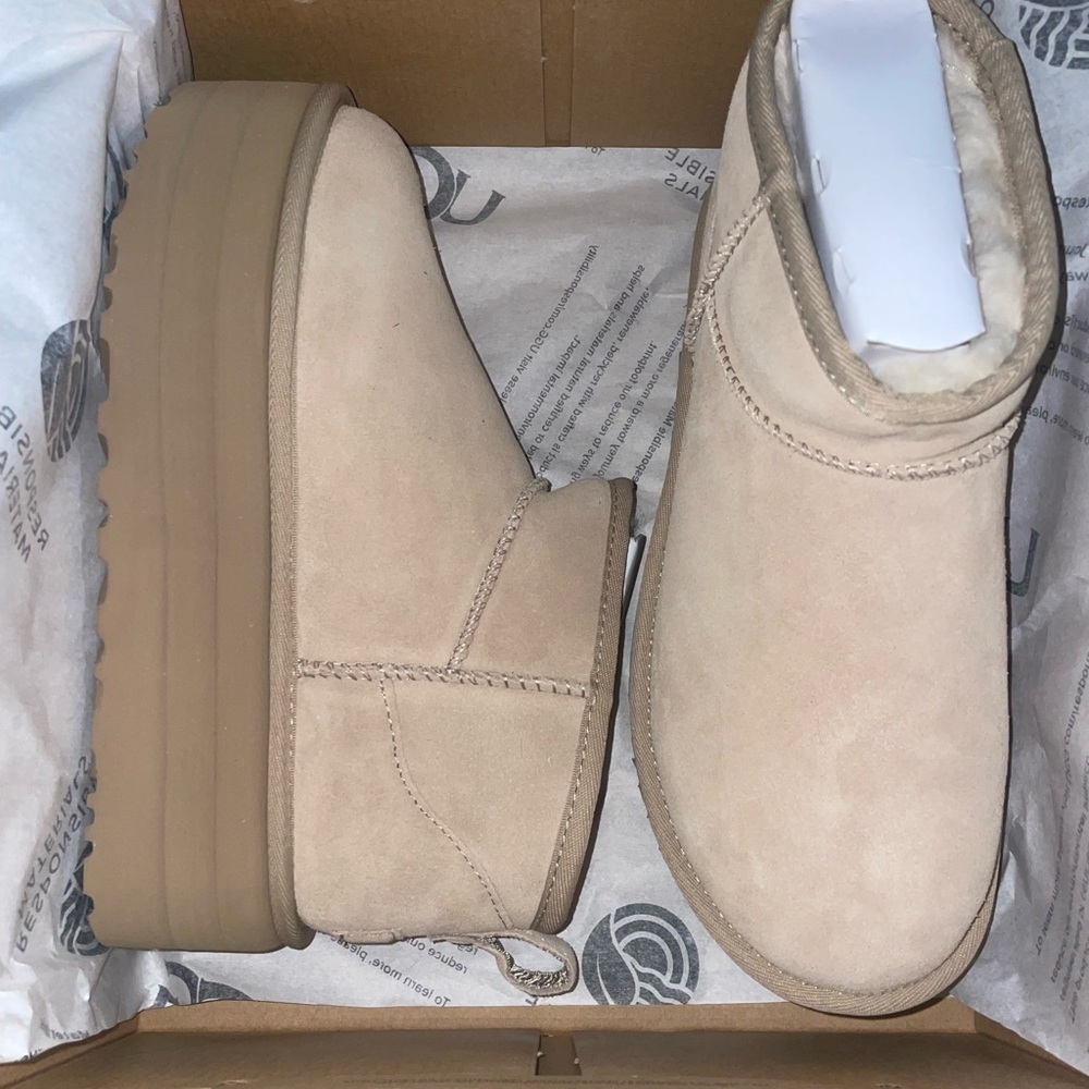 Classic 
Ultra Mini Ugg 
Sand 
Size 8 
Never worn
New with tags and box